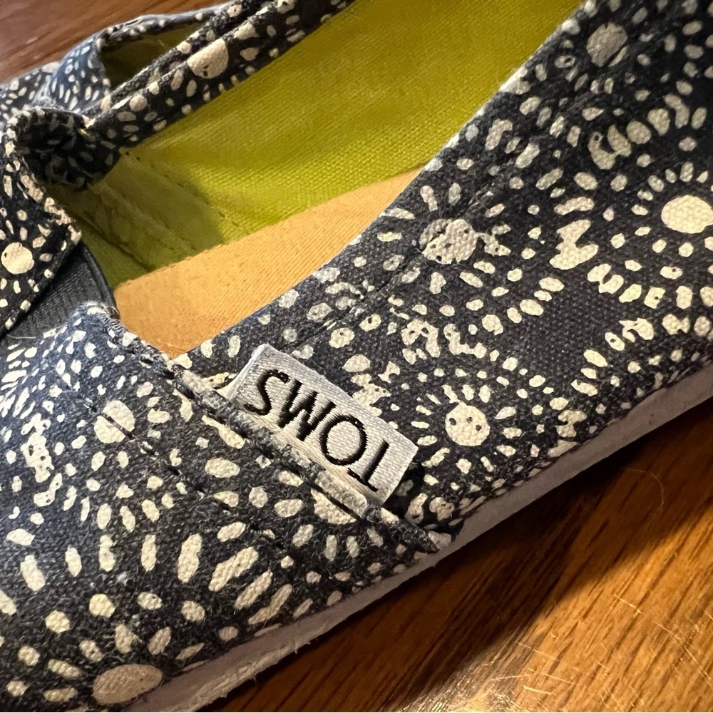 TOMS “Alpargatta” Navy Patterned Shoes - Picture 3 of 5